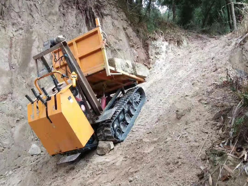 農用小型履帶運輸車下陡坡